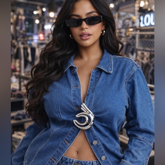 Chic Silver Brooch for Women - Picture 2 of 4